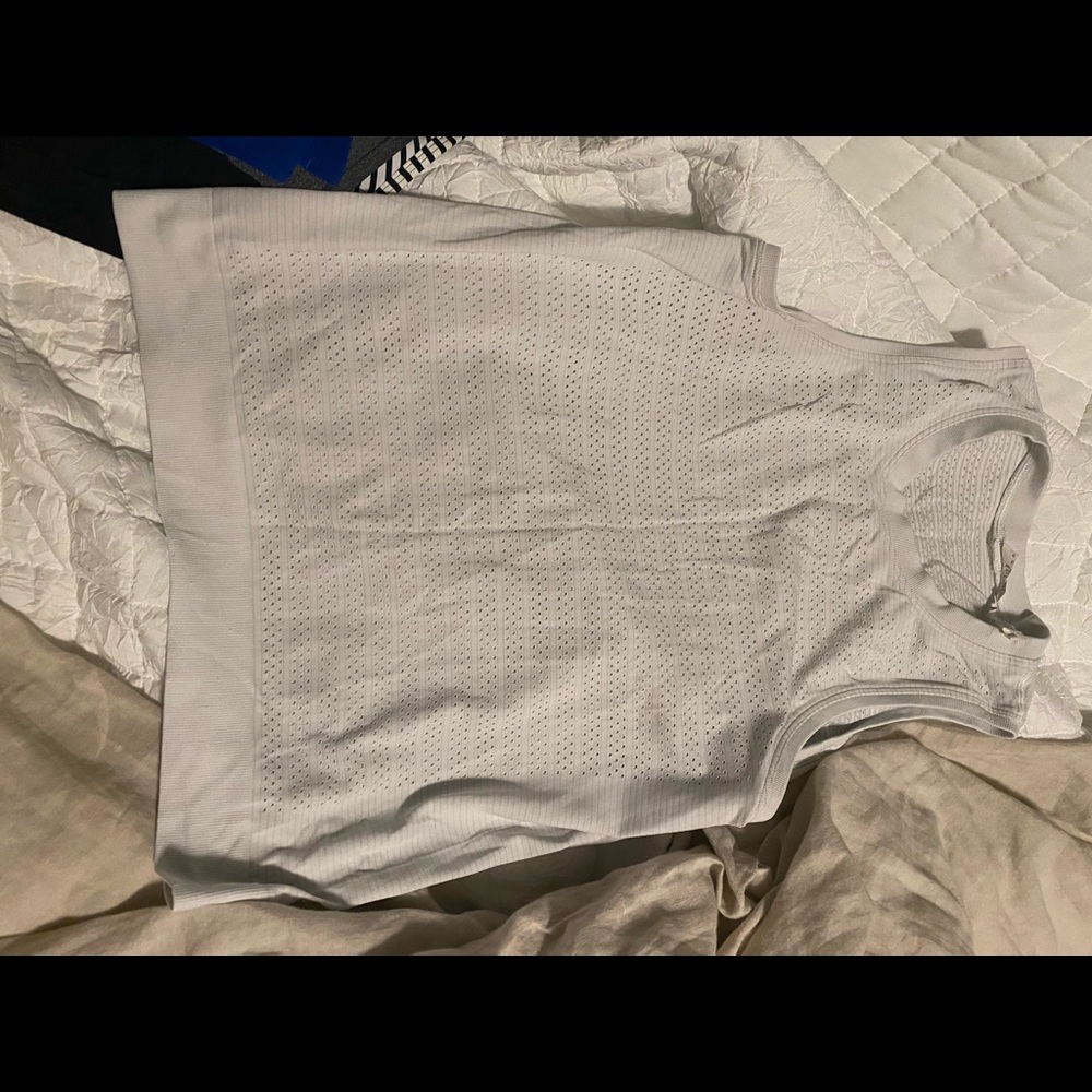 Lululemon white sz 6, breeze by muscle tank